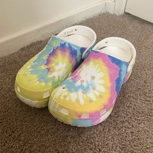 nwt tie dye platform crocs